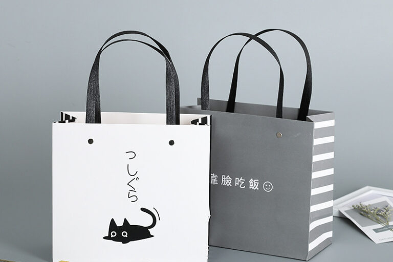 Custom white cardboard shopping bag (3)
