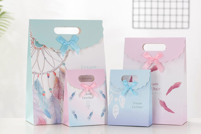 Feather print clamshell gift bag (1)