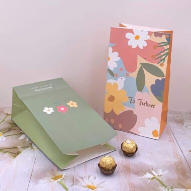 Colorful recyclable kraft paper bags for cafés and bakeries
