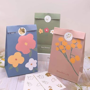 Colorful recyclable kraft paper bags for cafés and bakeries