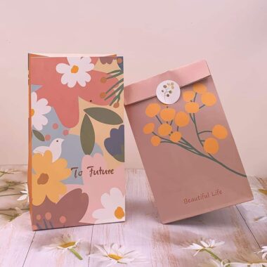 Colorful recyclable kraft paper bags for cafés and bakeries
