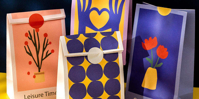 Colorful recyclable kraft paper bags for cafés and bakeries