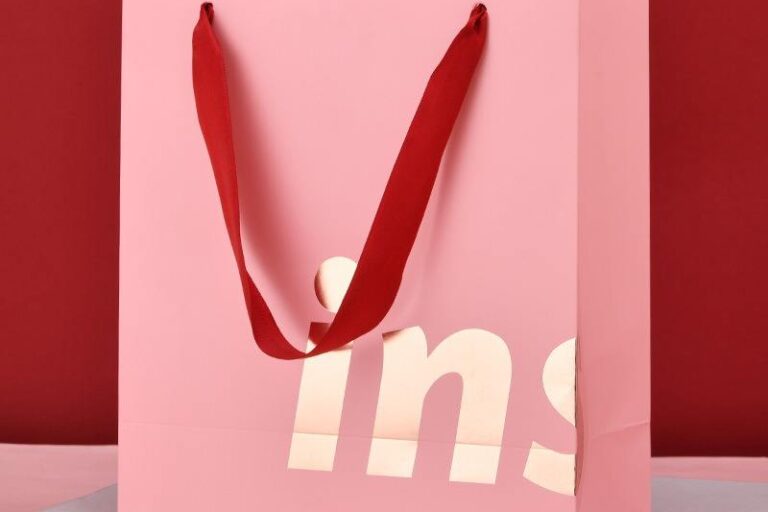 High-End Luxury Garment Gift Paper Bags Manufacturer (2) Luxury clothing and gift shopping paper bags with custom logos