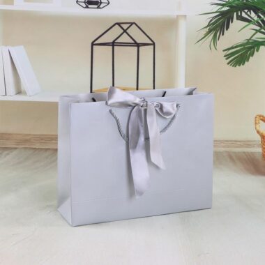 Hot-selling luxury gift paper shopping bags with ribbon handles
