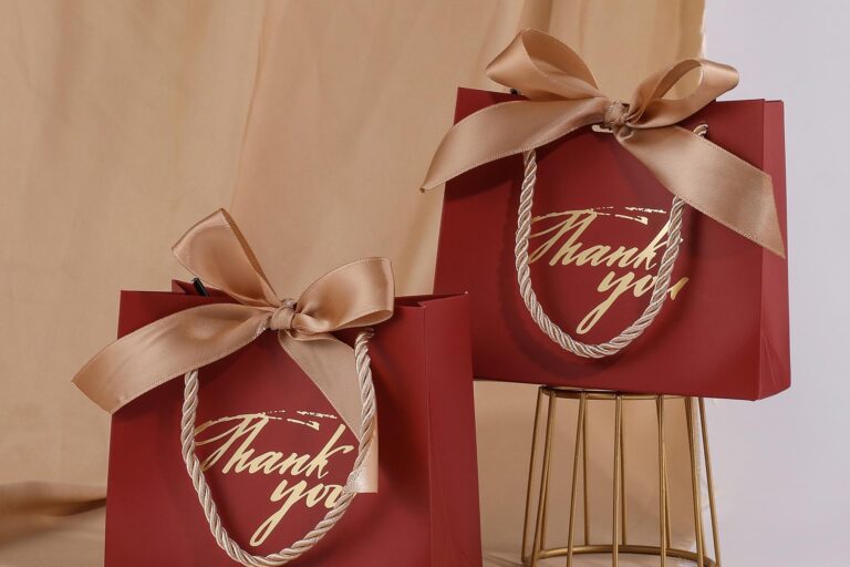 High-Quality Wholesale Custom Gift Paper Bags (7) Wholesale custom gift paper bags for retail packaging