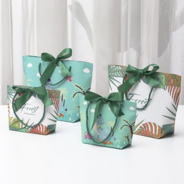 High-quality colorful printed gift paper bags for boutiques