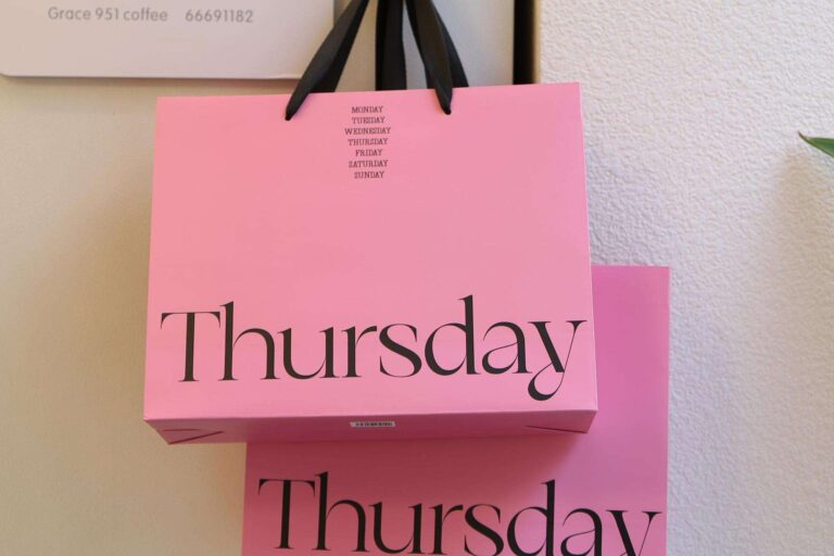 Premium Shoe and Clothing Shopping Paper Bags Manufacturer (1) High-quality shopping paper bags for shoes and apparel brands